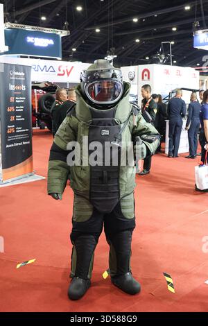 L'ultimo giorno della difesa e della sicurezza 2025, l'esposizione biennale, la conferenza e l'evento di networking per il settore della difesa e della sicurezza in Asia, riuniti dalle tre principali forze militari dell'ASEAN, mette in mostra i più recenti progressi nelle tecnologie terrestri, aeree, marittime e della difesa informatica. Con oltre 500 aziende e numerosi padiglioni nazionali, l'evento fornisce una piattaforma strategica per mostrare sistemi all'avanguardia che vanno dai veicoli blindati e droni senza equipaggio alle apparecchiature di comunicazione e sorveglianza, promuovendo al contempo gli scambi attraverso conferenze ufficiali e delegazioni. (Foto di A. Foto Stock