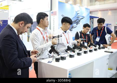 L'ultimo giorno della difesa e della sicurezza 2025, l'esposizione biennale, la conferenza e l'evento di networking per il settore della difesa e della sicurezza in Asia, riuniti dalle tre principali forze militari dell'ASEAN, mette in mostra i più recenti progressi nelle tecnologie terrestri, aeree, marittime e della difesa informatica. Con oltre 500 aziende e numerosi padiglioni nazionali, l'evento fornisce una piattaforma strategica per mostrare sistemi all'avanguardia che vanno dai veicoli blindati e droni senza equipaggio alle apparecchiature di comunicazione e sorveglianza, promuovendo al contempo gli scambi attraverso conferenze ufficiali e delegazioni. (Foto di A. Foto Stock