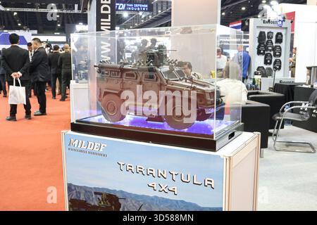 L'ultimo giorno della difesa e della sicurezza 2025, l'esposizione biennale, la conferenza e l'evento di networking per il settore della difesa e della sicurezza in Asia, riuniti dalle tre principali forze militari dell'ASEAN, mette in mostra i più recenti progressi nelle tecnologie terrestri, aeree, marittime e della difesa informatica. Con oltre 500 aziende e numerosi padiglioni nazionali, l'evento fornisce una piattaforma strategica per mostrare sistemi all'avanguardia che vanno dai veicoli blindati e droni senza equipaggio alle apparecchiature di comunicazione e sorveglianza, promuovendo al contempo gli scambi attraverso conferenze ufficiali e delegazioni. (Foto di A. Foto Stock