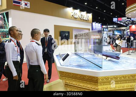 L'ultimo giorno della difesa e della sicurezza 2025, l'esposizione biennale, la conferenza e l'evento di networking per il settore della difesa e della sicurezza in Asia, riuniti dalle tre principali forze militari dell'ASEAN, mette in mostra i più recenti progressi nelle tecnologie terrestri, aeree, marittime e della difesa informatica. Con oltre 500 aziende e numerosi padiglioni nazionali, l'evento fornisce una piattaforma strategica per mostrare sistemi all'avanguardia che vanno dai veicoli blindati e droni senza equipaggio alle apparecchiature di comunicazione e sorveglianza, promuovendo al contempo gli scambi attraverso conferenze ufficiali e delegazioni. (Foto di A. Foto Stock