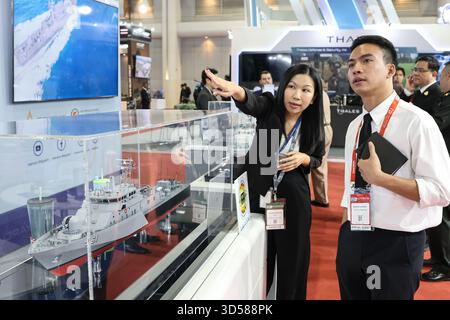 L'ultimo giorno della difesa e della sicurezza 2025, l'esposizione biennale, la conferenza e l'evento di networking per il settore della difesa e della sicurezza in Asia, riuniti dalle tre principali forze militari dell'ASEAN, mette in mostra i più recenti progressi nelle tecnologie terrestri, aeree, marittime e della difesa informatica. Con oltre 500 aziende e numerosi padiglioni nazionali, l'evento fornisce una piattaforma strategica per mostrare sistemi all'avanguardia che vanno dai veicoli blindati e droni senza equipaggio alle apparecchiature di comunicazione e sorveglianza, promuovendo al contempo gli scambi attraverso conferenze ufficiali e delegazioni. (Foto di A. Foto Stock
