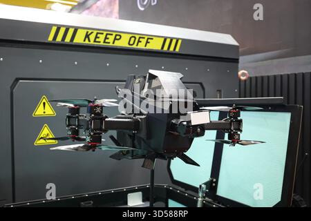 L'ultimo giorno della difesa e della sicurezza 2025, l'esposizione biennale, la conferenza e l'evento di networking per il settore della difesa e della sicurezza in Asia, riuniti dalle tre principali forze militari dell'ASEAN, mette in mostra i più recenti progressi nelle tecnologie terrestri, aeree, marittime e della difesa informatica. Con oltre 500 aziende e numerosi padiglioni nazionali, l'evento fornisce una piattaforma strategica per mostrare sistemi all'avanguardia che vanno dai veicoli blindati e droni senza equipaggio alle apparecchiature di comunicazione e sorveglianza, promuovendo al contempo gli scambi attraverso conferenze ufficiali e delegazioni. (Foto di A. Foto Stock