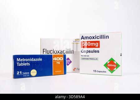 Scatole di farmaci antibiotici di prescrizione tra cui Amoxicillina, flucloxacillina, e metronidazolo su sfondo bianco - antibiotici prescritti Foto Stock