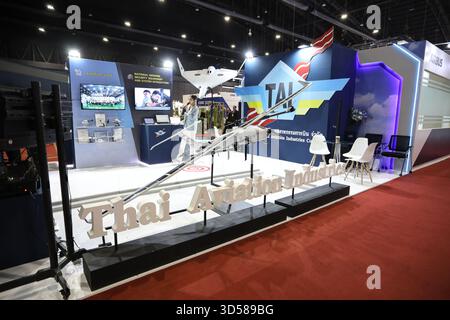 Nonthaburi, Thailandia. 13 novembre 2025. L'ultimo giorno della difesa e della sicurezza 2025, l'esposizione biennale, la conferenza e l'evento di networking per il settore della difesa e della sicurezza in Asia, riuniti dalle tre principali forze militari dell'ASEAN, mette in mostra i più recenti progressi nelle tecnologie terrestri, aeree, marittime e della difesa informatica. Con oltre 500 aziende e numerosi padiglioni nazionali, l'evento offre una piattaforma strategica per presentare sistemi all'avanguardia che spaziano dai veicoli blindati ai droni senza equipaggio alle apparecchiature di comunicazione e sorveglianza, promuovendo al contempo gli scambi attraverso i servizi ufficiali Foto Stock