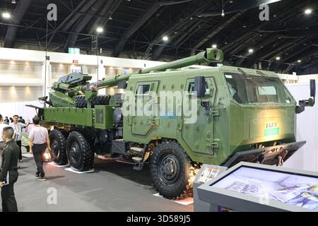 Nonthaburi, Thailandia. 13 novembre 2025. L'ultimo giorno della difesa e della sicurezza 2025, l'esposizione biennale, la conferenza e l'evento di networking per il settore della difesa e della sicurezza in Asia, riuniti dalle tre principali forze militari dell'ASEAN, mette in mostra i più recenti progressi nelle tecnologie terrestri, aeree, marittime e della difesa informatica. Con oltre 500 aziende e numerosi padiglioni nazionali, l'evento offre una piattaforma strategica per presentare sistemi all'avanguardia che spaziano dai veicoli blindati ai droni senza equipaggio alle apparecchiature di comunicazione e sorveglianza, promuovendo al contempo gli scambi attraverso i servizi ufficiali Foto Stock