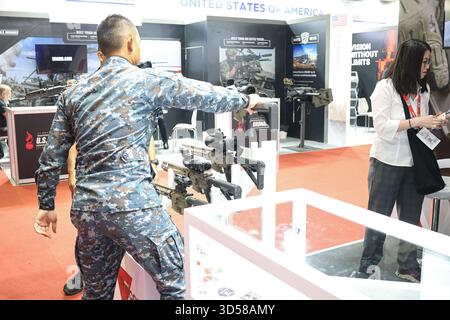 Nonthaburi, Thailandia. 13 novembre 2025. L'ultimo giorno della difesa e della sicurezza 2025, l'esposizione biennale, la conferenza e l'evento di networking per il settore della difesa e della sicurezza in Asia, riuniti dalle tre principali forze militari dell'ASEAN, mette in mostra i più recenti progressi nelle tecnologie terrestri, aeree, marittime e della difesa informatica. Con oltre 500 aziende e numerosi padiglioni nazionali, l'evento offre una piattaforma strategica per presentare sistemi all'avanguardia che spaziano dai veicoli blindati ai droni senza equipaggio alle apparecchiature di comunicazione e sorveglianza, promuovendo al contempo gli scambi attraverso i servizi ufficiali Foto Stock