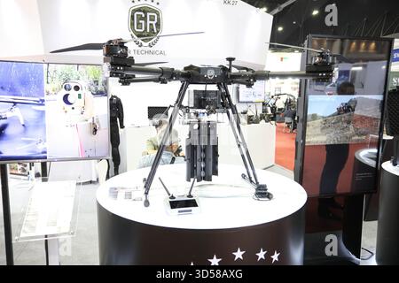 Nonthaburi, Thailandia. 13 novembre 2025. L'ultimo giorno della difesa e della sicurezza 2025, l'esposizione biennale, la conferenza e l'evento di networking per il settore della difesa e della sicurezza in Asia, riuniti dalle tre principali forze militari dell'ASEAN, mette in mostra i più recenti progressi nelle tecnologie terrestri, aeree, marittime e della difesa informatica. Con oltre 500 aziende e numerosi padiglioni nazionali, l'evento offre una piattaforma strategica per presentare sistemi all'avanguardia che spaziano dai veicoli blindati ai droni senza equipaggio alle apparecchiature di comunicazione e sorveglianza, promuovendo al contempo gli scambi attraverso i servizi ufficiali Foto Stock