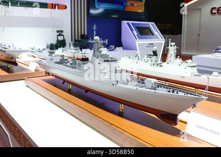 Nonthaburi, Thailandia. 13 novembre 2025. L'ultimo giorno della difesa e della sicurezza 2025, l'esposizione biennale, la conferenza e l'evento di networking per il settore della difesa e della sicurezza in Asia, riuniti dalle tre principali forze militari dell'ASEAN, mette in mostra i più recenti progressi nelle tecnologie terrestri, aeree, marittime e della difesa informatica. Con oltre 500 aziende e numerosi padiglioni nazionali, l'evento offre una piattaforma strategica per presentare sistemi all'avanguardia che spaziano dai veicoli blindati ai droni senza equipaggio alle apparecchiature di comunicazione e sorveglianza, promuovendo al contempo gli scambi attraverso i servizi ufficiali Foto Stock