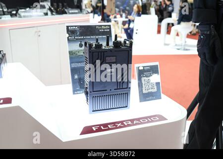 Nonthaburi, Thailandia. 13 novembre 2025. L'ultimo giorno della difesa e della sicurezza 2025, l'esposizione biennale, la conferenza e l'evento di networking per il settore della difesa e della sicurezza in Asia, riuniti dalle tre principali forze militari dell'ASEAN, mette in mostra i più recenti progressi nelle tecnologie terrestri, aeree, marittime e della difesa informatica. Con oltre 500 aziende e numerosi padiglioni nazionali, l'evento offre una piattaforma strategica per presentare sistemi all'avanguardia che spaziano dai veicoli blindati ai droni senza equipaggio alle apparecchiature di comunicazione e sorveglianza, promuovendo al contempo gli scambi attraverso i servizi ufficiali Foto Stock