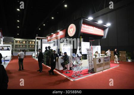 Nonthaburi, Thailandia. 13 novembre 2025. L'ultimo giorno della difesa e della sicurezza 2025, l'esposizione biennale, la conferenza e l'evento di networking per il settore della difesa e della sicurezza in Asia, riuniti dalle tre principali forze militari dell'ASEAN, mette in mostra i più recenti progressi nelle tecnologie terrestri, aeree, marittime e della difesa informatica. Con oltre 500 aziende e numerosi padiglioni nazionali, l'evento offre una piattaforma strategica per presentare sistemi all'avanguardia che spaziano dai veicoli blindati ai droni senza equipaggio alle apparecchiature di comunicazione e sorveglianza, promuovendo al contempo gli scambi attraverso i servizi ufficiali Foto Stock