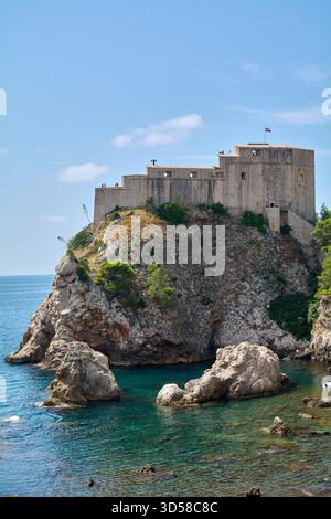 L'iconico Fort Lovrijenac (fortezza di San Lorenzo) sorge su una scogliera rocciosa sopra il blu del mare Adriatico a Dubrovnik, Croazia. Famoso turista destinato Foto Stock