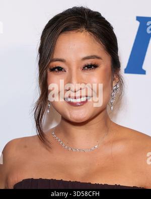 Beverly Hills, Stati Uniti. 14 novembre 2025. BEVERLY HILLS, LOS ANGELES, CALIFORNIA, Stati Uniti d'America - 13 NOVEMBRE: L'attrice, cantante e ballerina coreana-americana Ashley Park arriva all'International Medical Corps Annual Awards Celebration 2025 tenutasi al Beverly Wilshire, Un Four Seasons Hotel il 13 novembre 2025 a Beverly Hills, Los Angeles, California, Stati Uniti. (Foto di Xavier Collin/Image Press Agency) credito: Image Press Agency/Alamy Live News Foto Stock