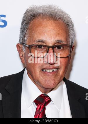 Beverly Hills, Stati Uniti. 14 novembre 2025. BEVERLY HILLS, LOS ANGELES, CALIFORNIA, Stati Uniti d'America - 13 NOVEMBRE: Il Dr. Robert Simon arriva all'International Medical Corps Annual Awards Celebration 2025 tenutasi al Beverly Wilshire, Un Four Seasons Hotel il 13 novembre 2025 a Beverly Hills, Los Angeles, California, Stati Uniti. (Foto di Xavier Collin/Image Press Agency) credito: Image Press Agency/Alamy Live News Foto Stock