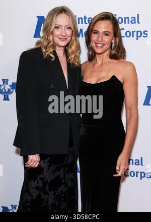 Beverly Hills, Stati Uniti. 14 novembre 2025. BEVERLY HILLS, LOS ANGELES, CALIFORNIA, USA - 13 NOVEMBRE: L'attrice americana Judy Greer e l'attrice e avvocato americana Jennifer Garner arrivano alla celebrazione degli International Medical Corps Annual Awards 2025 tenutasi al Beverly Wilshire, Un Four Seasons Hotel il 13 novembre 2025 a Beverly Hills, Los Angeles, California, Stati Uniti. (Foto di Xavier Collin/Image Press Agency) credito: Image Press Agency/Alamy Live News Foto Stock