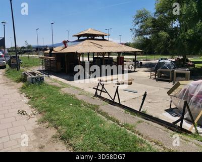 Padiglione esterno in paglia in costruzione nel parco Foto Stock