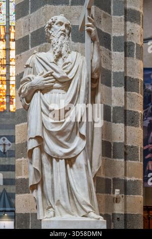 Italia - Orvieto - Duomo di Orvieto - statua in marmo bianco a tutta lunghezza di un santo barbuto o profeta Foto Stock