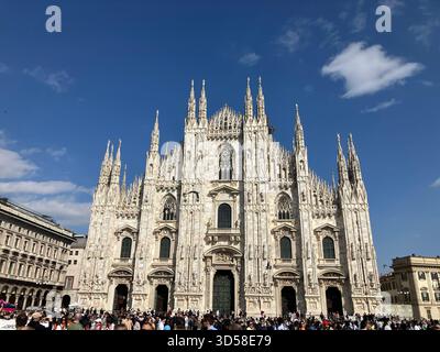 Italia. Milano. Duomo. Facciata con folla da Piazza del Duomo. Foto Stock