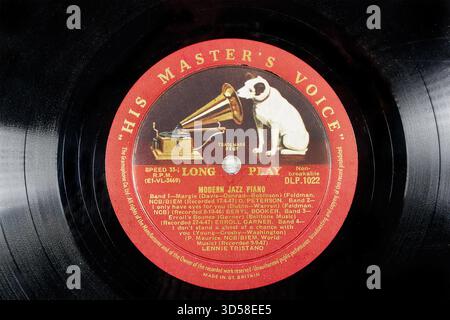 Primo piano di un disco in vinile vintage con il logo HIS Master's Voice e un elenco di brani per pianoforte jazz moderno sull'etichetta centrale Foto Stock