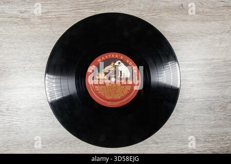 Primo piano di un disco in vinile vintage con il logo HIS Master's Voice e un elenco di brani per pianoforte jazz moderno sull'etichetta centrale Foto Stock