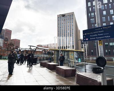 Manchester, Regno Unito - 4 ottobre 2025: Vivace centro di Manchester Picadilly con architettura moderna, cartelli e pedoni. Foto Stock