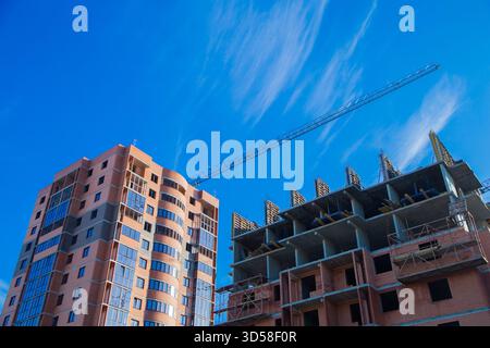 Sul sito di costruzione dell'edificio residenziale è presente un edificio parzialmente completato con Foto Stock