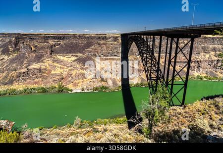 Vista dell'arco del Perrine Bridge a Twin Falls, Idaho. La struttura in acciaio attraversa le profonde scogliere basaltiche del canyon del fiume Snake sotto un cielo azzurro. Rappresenta l'ingegneria e l'infrastruttura Foto Stock