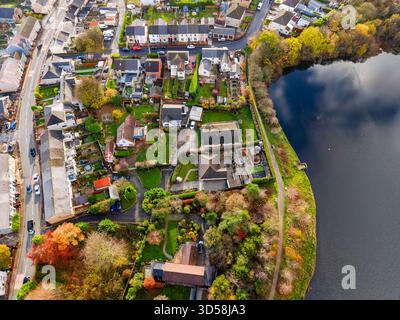 Vista aerea con droni delle case residenziali e del lago a Ebbw vale, Galles, durante l'autunno Foto Stock