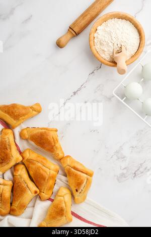 Empanadas fritte con coriandolo, carne, uovo, pomodoro e salsa di peperoncino su fondo bianco. Concetto di giornata dell'indipendenza dell'America Latina e del Cile. Foto Stock