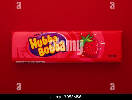 LONDRA, Regno Unito - 19 DICEMBRE 2025: Originale gomma da masticare Hubba Bubba con sapore di fragola su rosso. Foto Stock