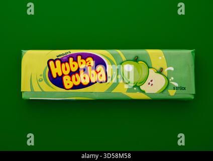 LONDRA, Regno Unito - 19 FEBBRAIO 2025: Originale gomma da masticare Hubba Bubba con sapore di mela verde su verde. Foto Stock