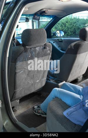 Interno dell'auto con seggiolino per bambini sul sedile posteriore, USA Foto Stock