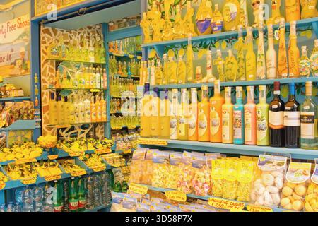 Costiera amalfitana, Campania, Italia meridionale - 27.3,2022: Prodotti tipici al limone e negozio di souvenir Foto Stock