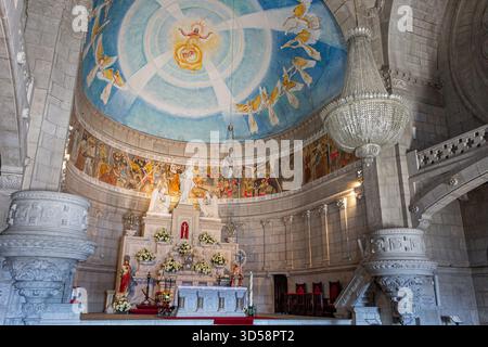 Viana do Castelo, Portogallo. Veduta interna del Santuario di Santa Luzia con l'altare maggiore e gli affreschi della cupola, allegoria del Sacro cuore Foto Stock