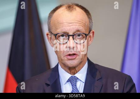 Pressekonferenz mit Präsidenten der Republik Zypern, Nikos Christodoulides und Bundeskanzler Friedrich Merz CDU, im Bundeskanzleramt a Berlino AM 14. Novembre 2025. Berlino Berlino Deutschland Kanzleramt *** Conferenza stampa con il Presidente della Repubblica di Cipro, Nikos Christodoulides e il Cancelliere federale Friedrich Merz CDU , presso la Cancelleria federale di Berlino il 14 novembre 2025 Foto Stock