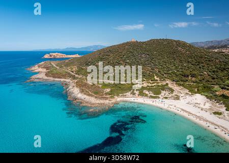 Una splendida vista aerea di una baia turchese, di una spiaggia di sabbia bianca e di un verde paesaggio collinare, Corsica, Francia Foto Stock
