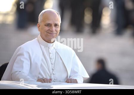 Città del Vaticano, Vatikanstadt. 12 novembre 2025. Papa Leone XIV durante la sua udienza generale settimanale in Piazza San Pietro in Vaticano il 12 novembre 2025. Credito: dpa/Alamy Live News Foto Stock