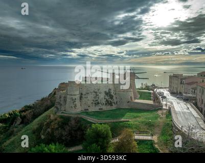 Vista aerea di Ortona: Castello aragonese, basilica di San Tommaso, porto e litorale dei Trabocchi si fondono in Abruzzo, Italia Foto Stock
