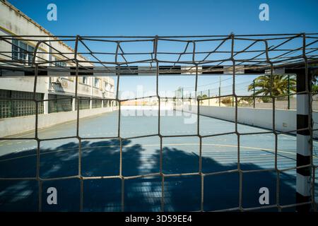 Campo da calcio ben tenuto a Carvoeiro, Portogallo, con marcature chiare, ideale per sport, allenamento, e attività ricreative. Foto Stock