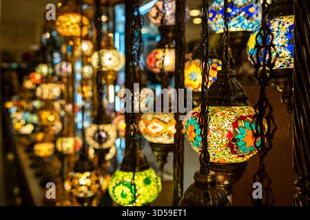 Lampade arabe colorate che si illuminano ad Abu Dhabi, Emirati Arabi Uniti. Lanterne ornate in metallo e vetro che mostrano l'artigianato mediorientale e gli Emirati Foto Stock