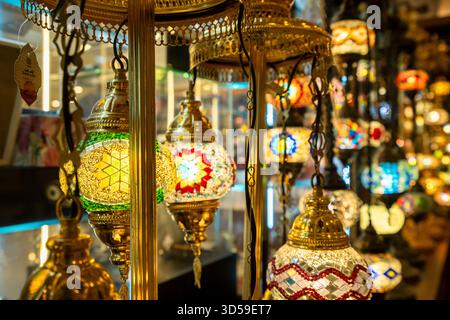 Lampade arabe colorate che si illuminano ad Abu Dhabi, Emirati Arabi Uniti. Lanterne ornate in metallo e vetro che mostrano l'artigianato mediorientale e gli Emirati Foto Stock