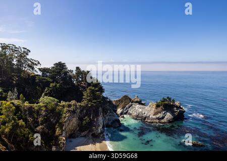 Cascate McWay e insenatura costiera rocciosa presso il Julia Pfeiffer Burns State Park in California. Foto Stock