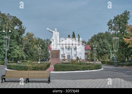 Volgograd, Russia - 4 ottobre 2025: Statua bianca di Vladimir Lenin rivolta in avanti, in piedi su piedistallo in una piazza paesaggistica di fronte al Volga-Don Foto Stock
