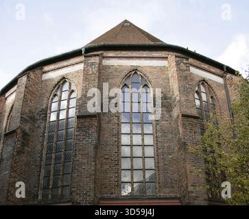Berlino, Germania. Chiesa di San Nicola (Nikolaikirche). Costruita intorno al 1230, è la chiesa più antica della città. Originariamente una chiesa cattolica romana, divenne luterana dopo la riforma protestante nell'elettorato di Brandeburgo nel 1539. Nel giorno della riforma nel 1938 (31 ottobre), la chiesa ha servito la sua congregazione per l'ultima volta. Il tempio fu affidato al governo per essere utilizzato come sala da concerto e museo ecclesiastico. Durante la seconda guerra mondiale, il suo tetto e le cime delle sue torri furono distrutte a seguito dei bombardamenti alleati nel 1945. Nel 1949, tutte le volte e i pilastri settentrionali si scontrano Foto Stock