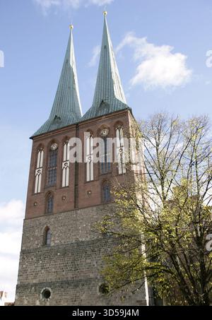 Berlino, Germania. Chiesa di San Nicola (Nikolaikirche). Costruita intorno al 1230, è la chiesa più antica della città. Originariamente una chiesa cattolica romana, divenne luterana dopo la riforma protestante nell'elettorato di Brandeburgo nel 1539. Nel giorno della riforma nel 1938 (31 ottobre), la chiesa ha servito la sua congregazione per l'ultima volta. Il tempio fu affidato al governo per essere utilizzato come sala da concerto e museo ecclesiastico. Durante la seconda guerra mondiale, il suo tetto e le cime delle sue torri furono distrutte a seguito dei bombardamenti alleati nel 1945. Nel 1949, tutte le volte e i pilastri settentrionali si scontrano Foto Stock