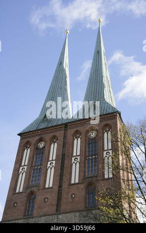 Berlino, Germania. Chiesa di San Nicola (Nikolaikirche). Costruita intorno al 1230, è la chiesa più antica della città. Originariamente una chiesa cattolica romana, divenne luterana dopo la riforma protestante nell'elettorato di Brandeburgo nel 1539. Nel giorno della riforma nel 1938 (31 ottobre), la chiesa ha servito la sua congregazione per l'ultima volta. Il tempio fu affidato al governo per essere utilizzato come sala da concerto e museo ecclesiastico. Durante la seconda guerra mondiale, il suo tetto e le cime delle sue torri furono distrutte a seguito dei bombardamenti alleati nel 1945. Nel 1949, tutte le volte e i pilastri settentrionali si scontrano Foto Stock
