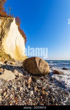Scogliere di gesso in autunno sulla costa di Ostsee dell'isola di Rügen. Foto Stock