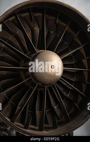 Primo piano del motore dell'aereo. Ingresso anteriore del motore turboventola. Vecchio motore a getto con lame color bronzo. Foto Stock