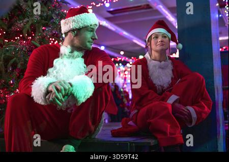 Jingle Bell Heist Olivia Holt e Connor Swindells Foto Stock