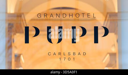 Insegna del lussuoso hotel Grand Hotel Pupp - logo illuminato all'ingresso del ricevimento al tramonto - Resort e location del film per il James Bond Casino Roy Foto Stock