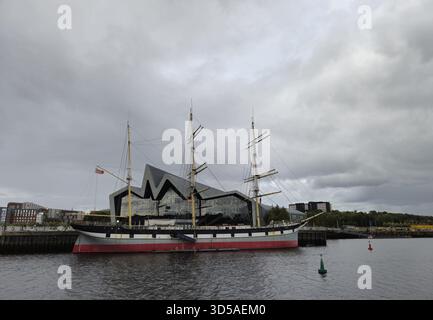 Riverside Museum of Transport e la nave Glenlee Tall sul fiume Clyde, Glasgow, Scozia Foto Stock